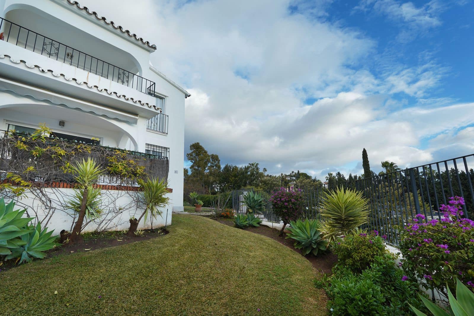 2 makuuhuone Huoneisto myytävänä paikassa El Paraiso - 439 000 € (Ref: 9551150)