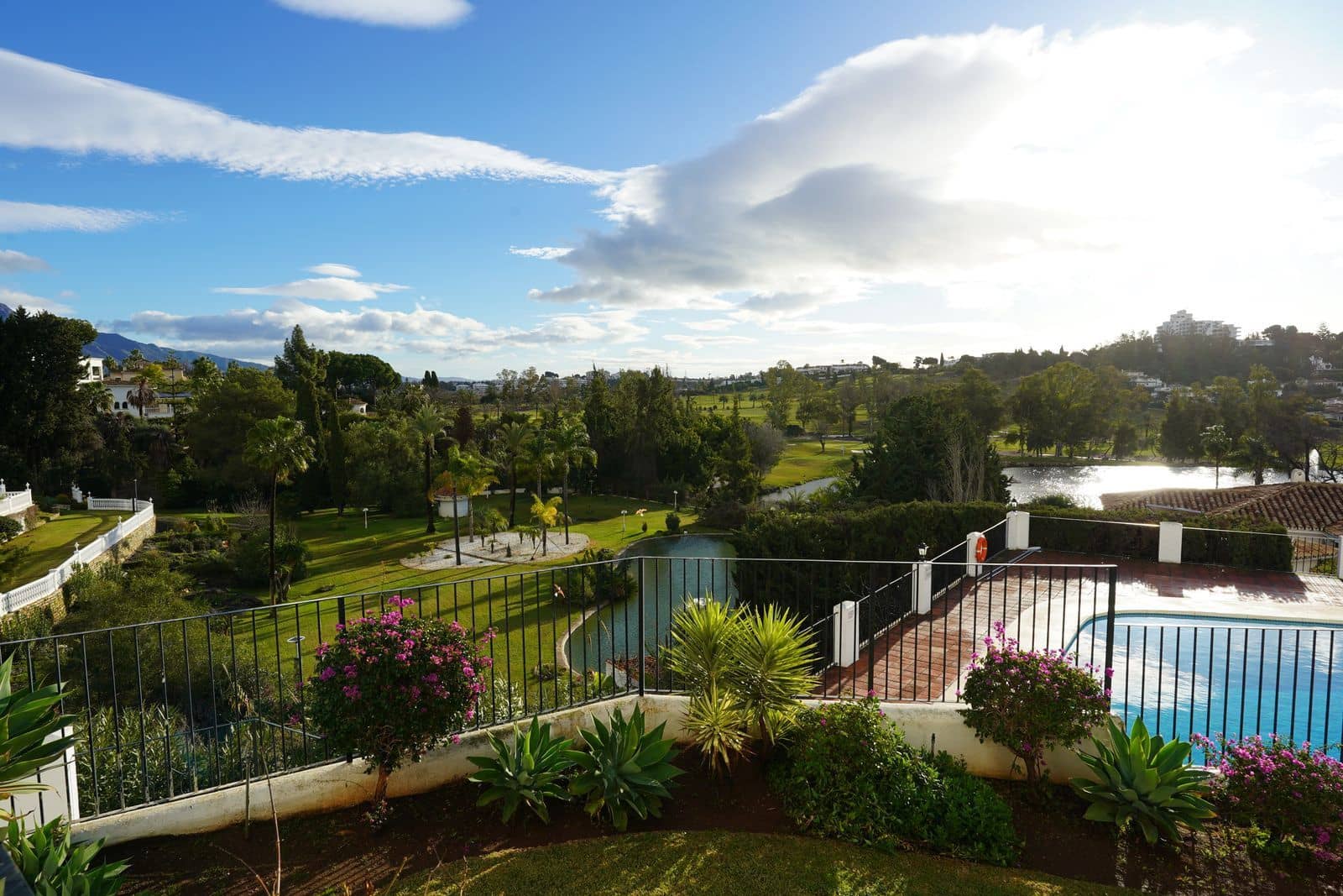 2 makuuhuone Huoneisto myytävänä paikassa El Paraiso - 439 000 € (Ref: 9551150)