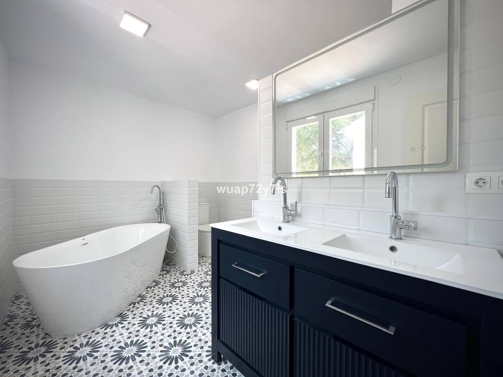 5 slaapkamer Halfvrijstaande villa te koop in Estepona - € 1.200.000 (Ref: 9561470)