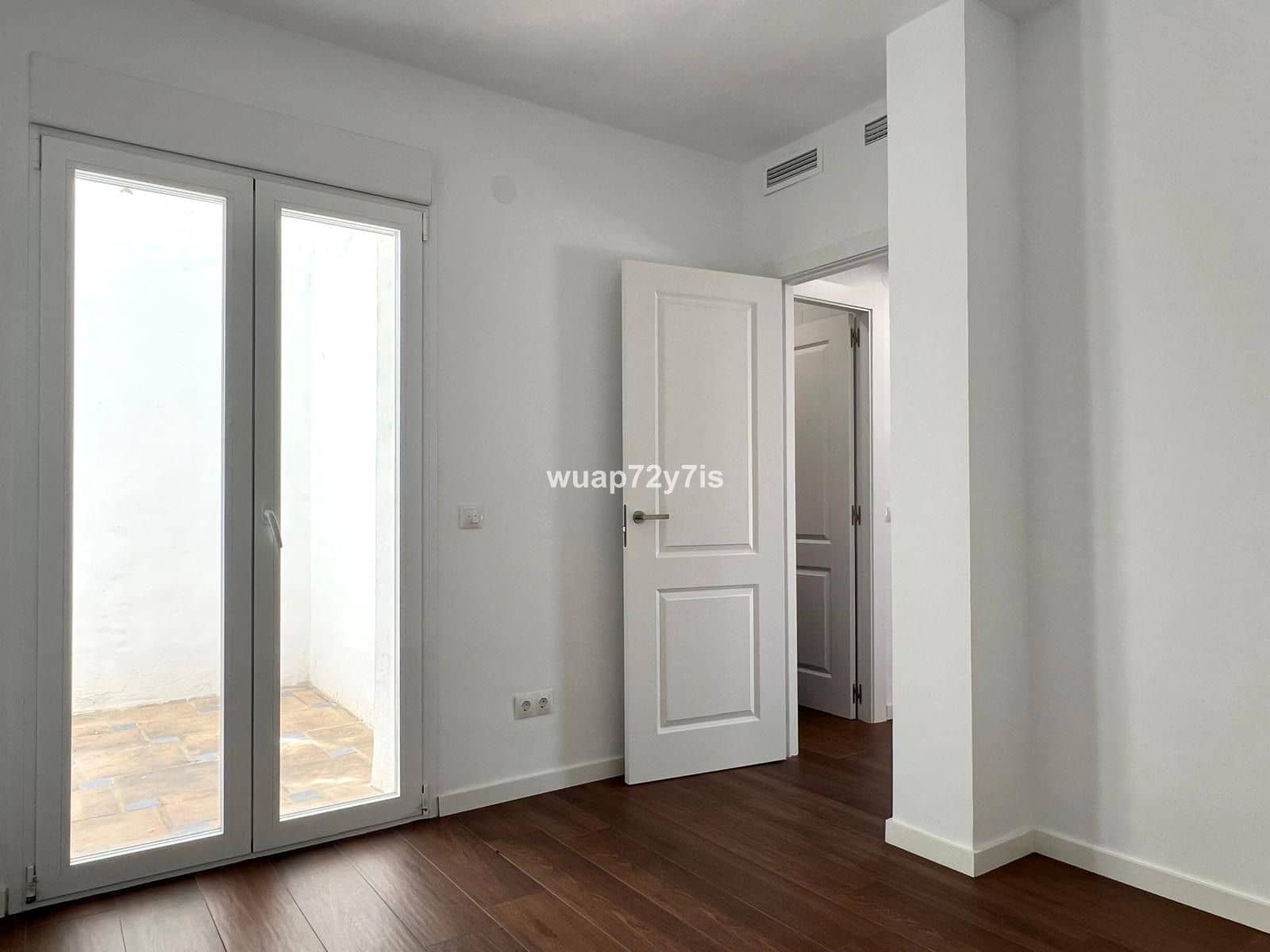 5 slaapkamer Halfvrijstaande villa te koop in Estepona - € 1.200.000 (Ref: 9561470)