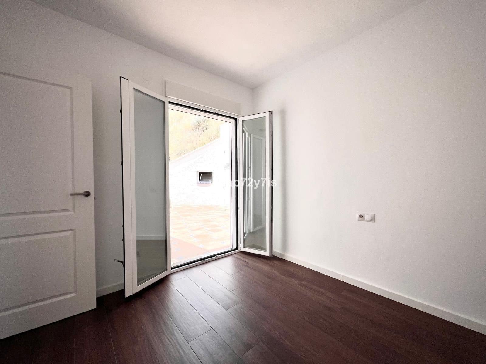 5 slaapkamer Halfvrijstaande villa te koop in Estepona - € 1.200.000 (Ref: 9561470)