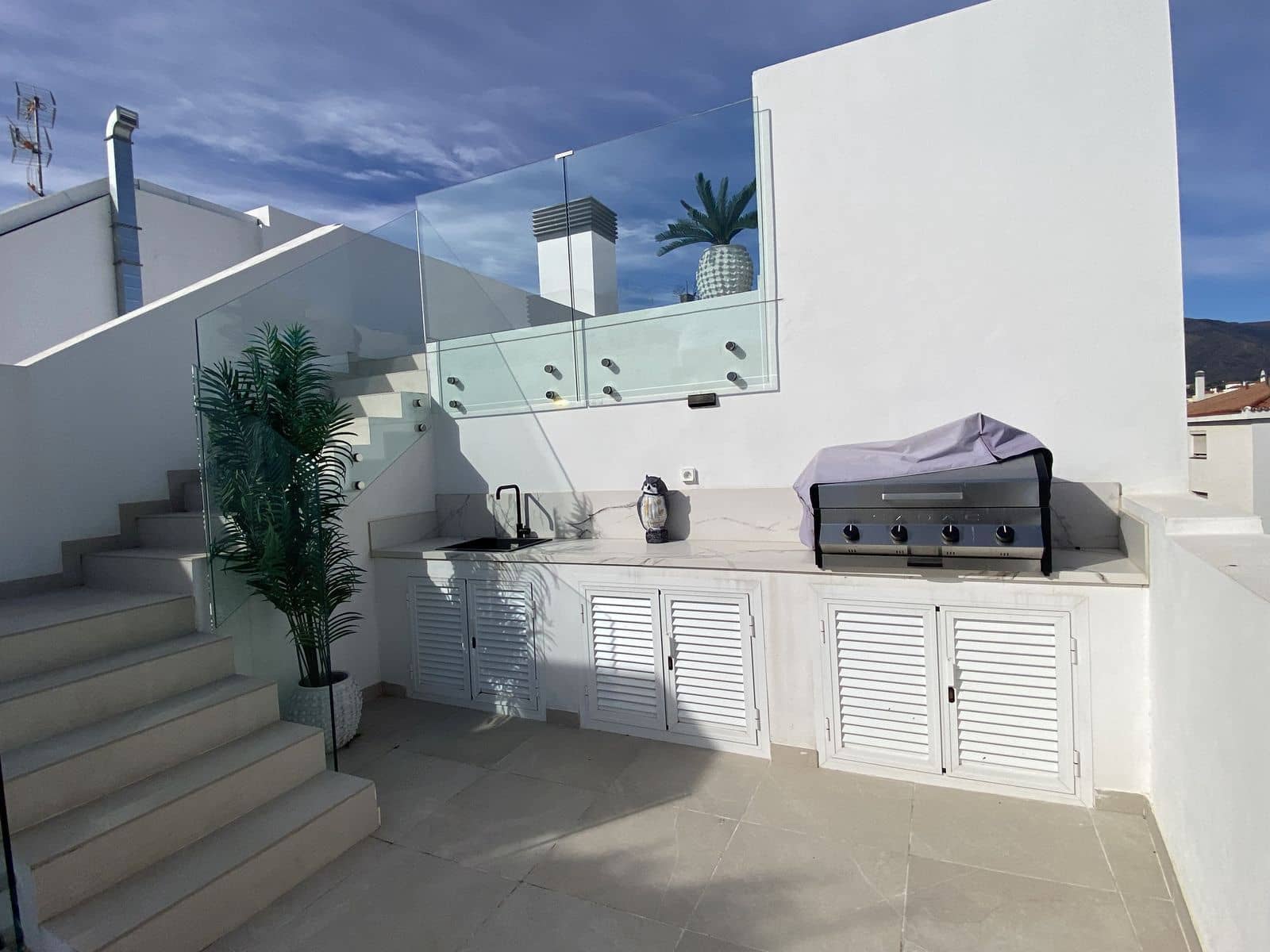 2 bedroom Apartment for sale in Estepona - € 689,000 (Ref: 9561478)