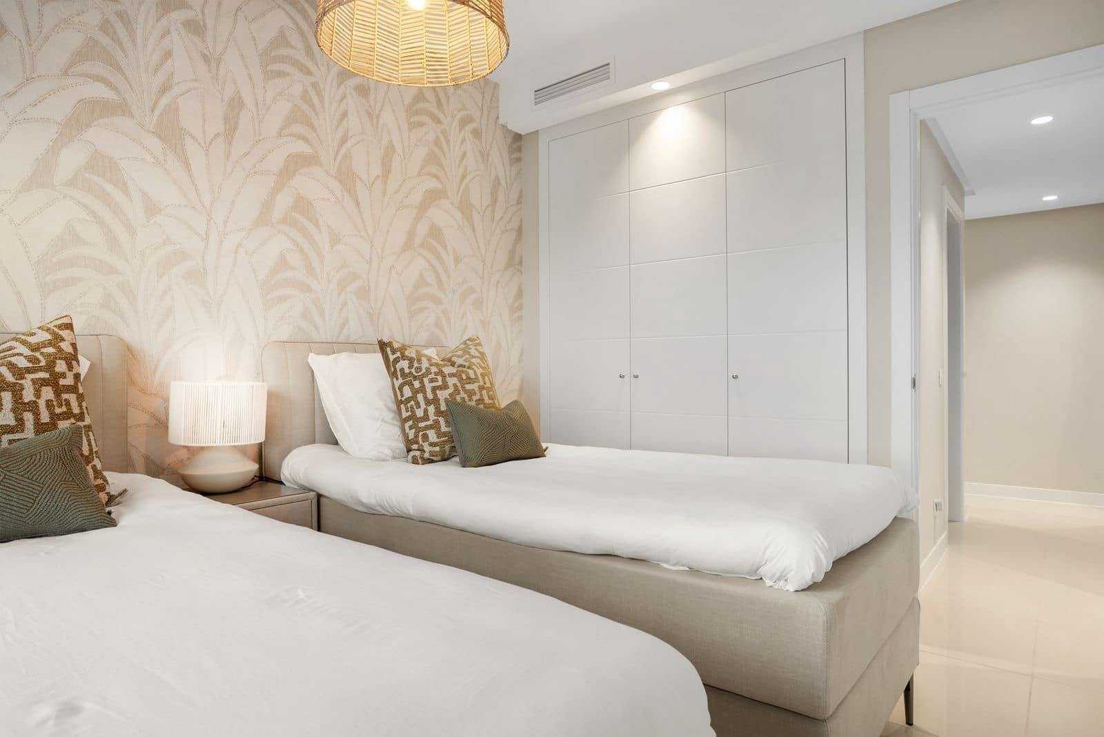 2 bedroom Apartment for sale in Estepona - € 330,000 (Ref: 9561527)