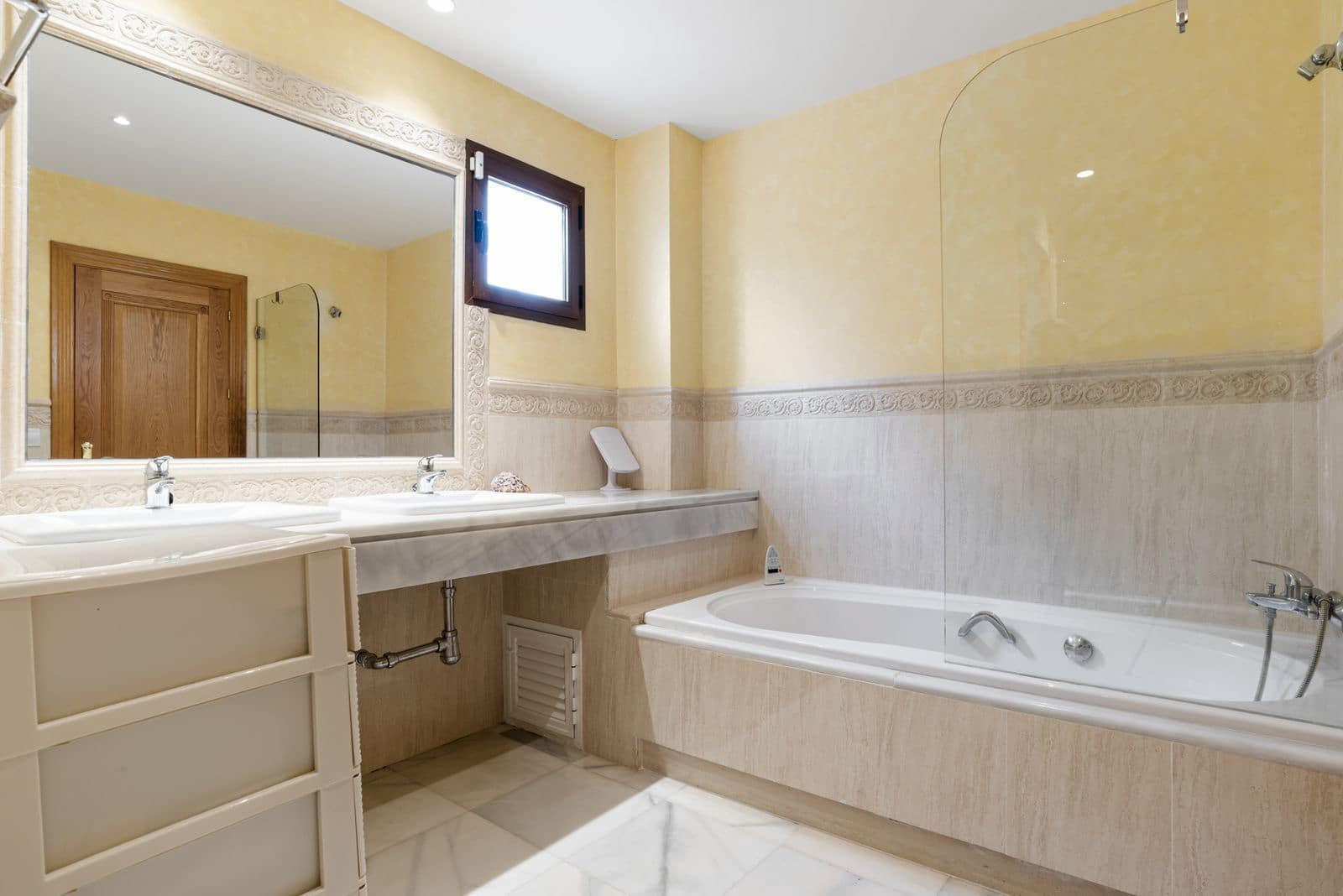 2 makuuhuone Huoneisto myytävänä paikassa Golden Mile - 950 000 € (Ref: 9564876)