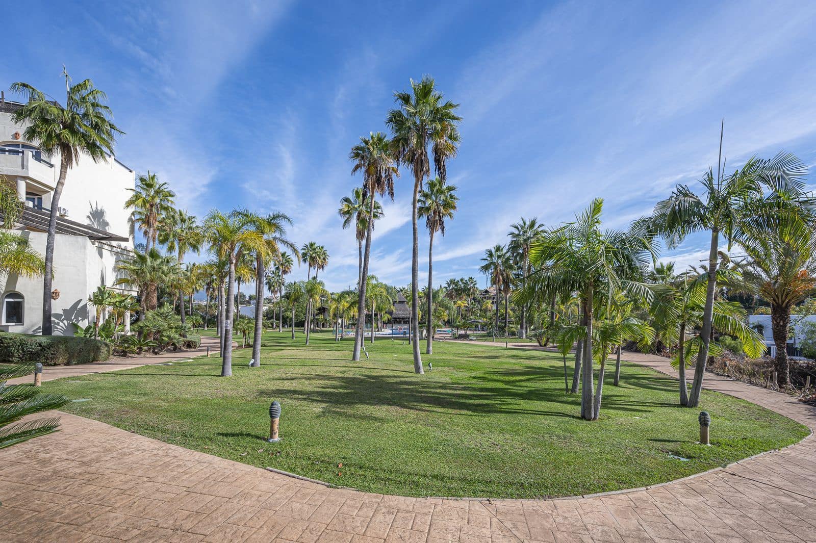 2 bedroom Apartment for sale in Estepona - € 325,000 (Ref: 9564885)