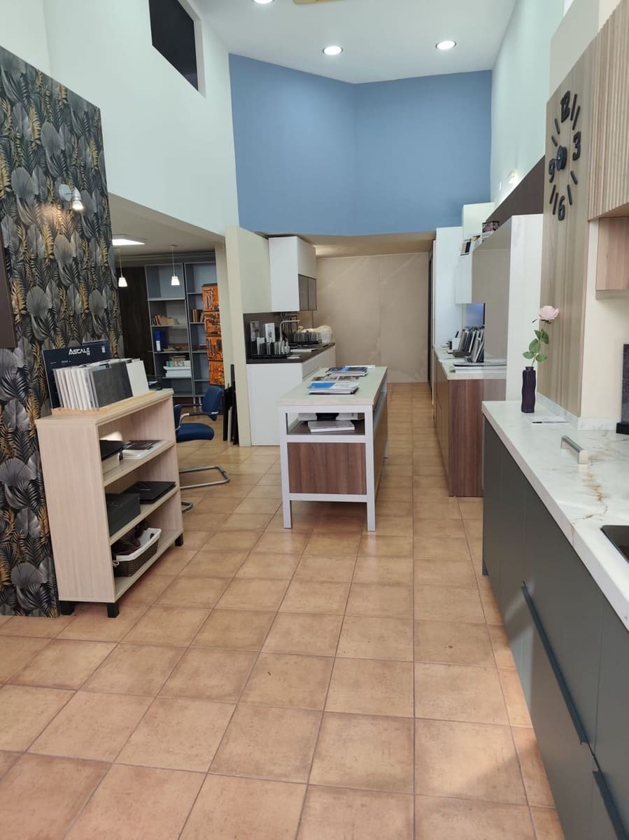 Kommersiell til salgs i Malaga by - € 339 000 (Ref: 9568364)