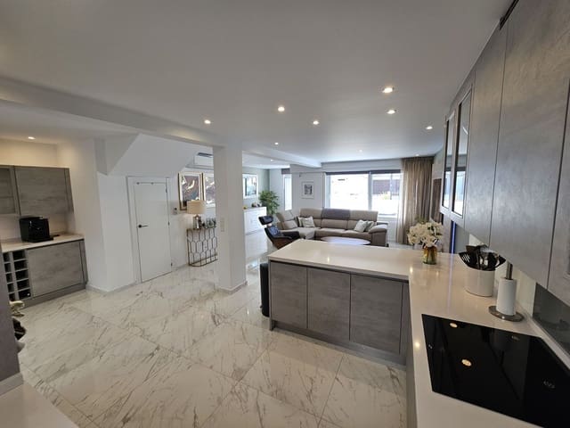 Casa de 4 habitaciones en La Cala de Mijas, Mijas en venta - 899.000 € (Ref: 9568371)