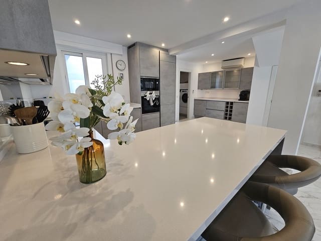 Casa de 4 habitaciones en La Cala de Mijas, Mijas en venta - 899.000 € (Ref: 9568371)