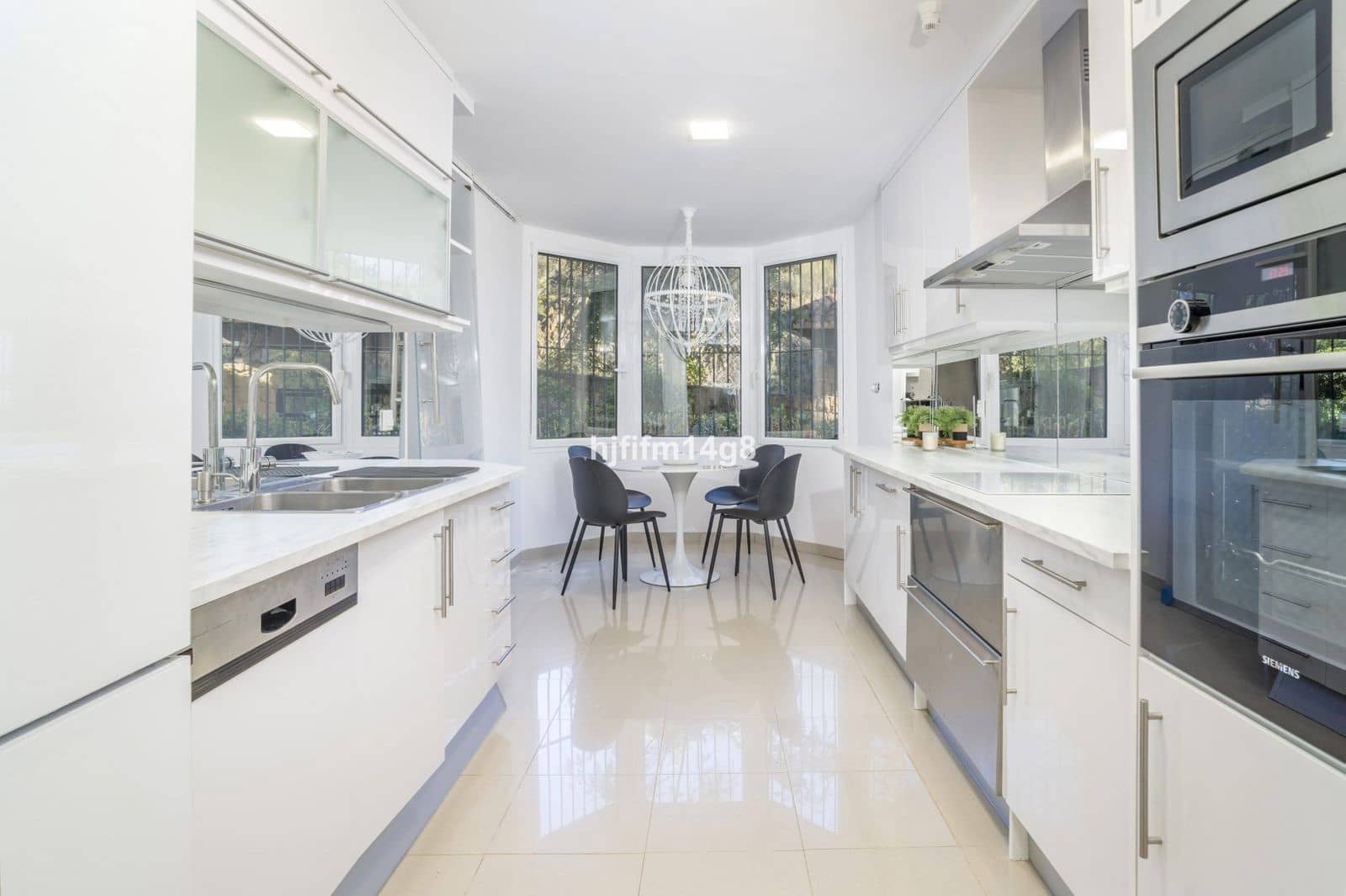 Apartamento de 2 habitaciones en Nueva Andalucia en venta - 850.000 € (Ref: 9607686)