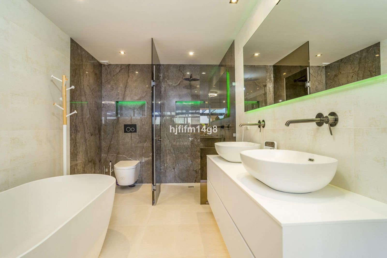 Apartamento de 2 habitaciones en Nueva Andalucia en venta - 850.000 € (Ref: 9607686)