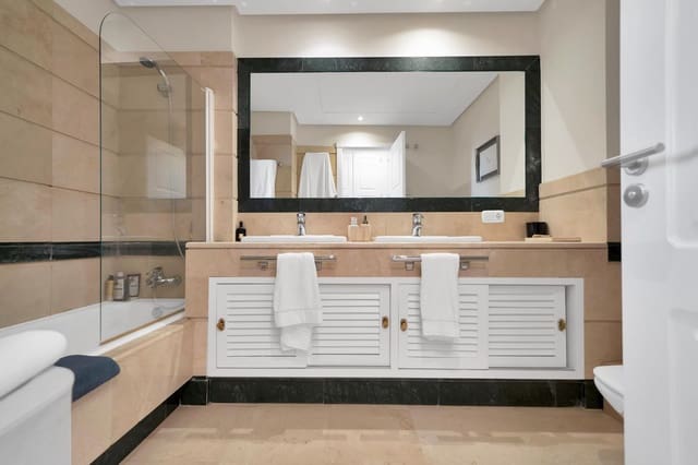 3 soveværelse Lejlighed til salg i Bahía de Marbella, Marbella - € 1.300.000 (Ref: 9607719)