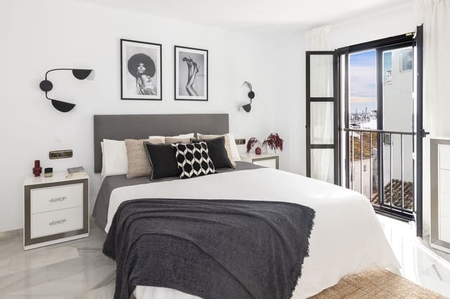 2 bedroom Apartment for sale in Puerto Banus, Marbella - € 850,000 (Ref: 9607733)