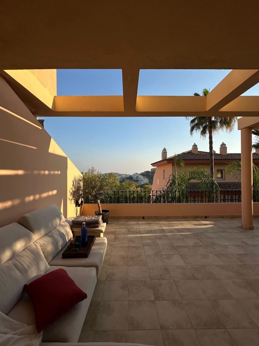 2 bedroom Apartment for sale in Nueva Andalucia - € 499,000 (Ref: 9607735)