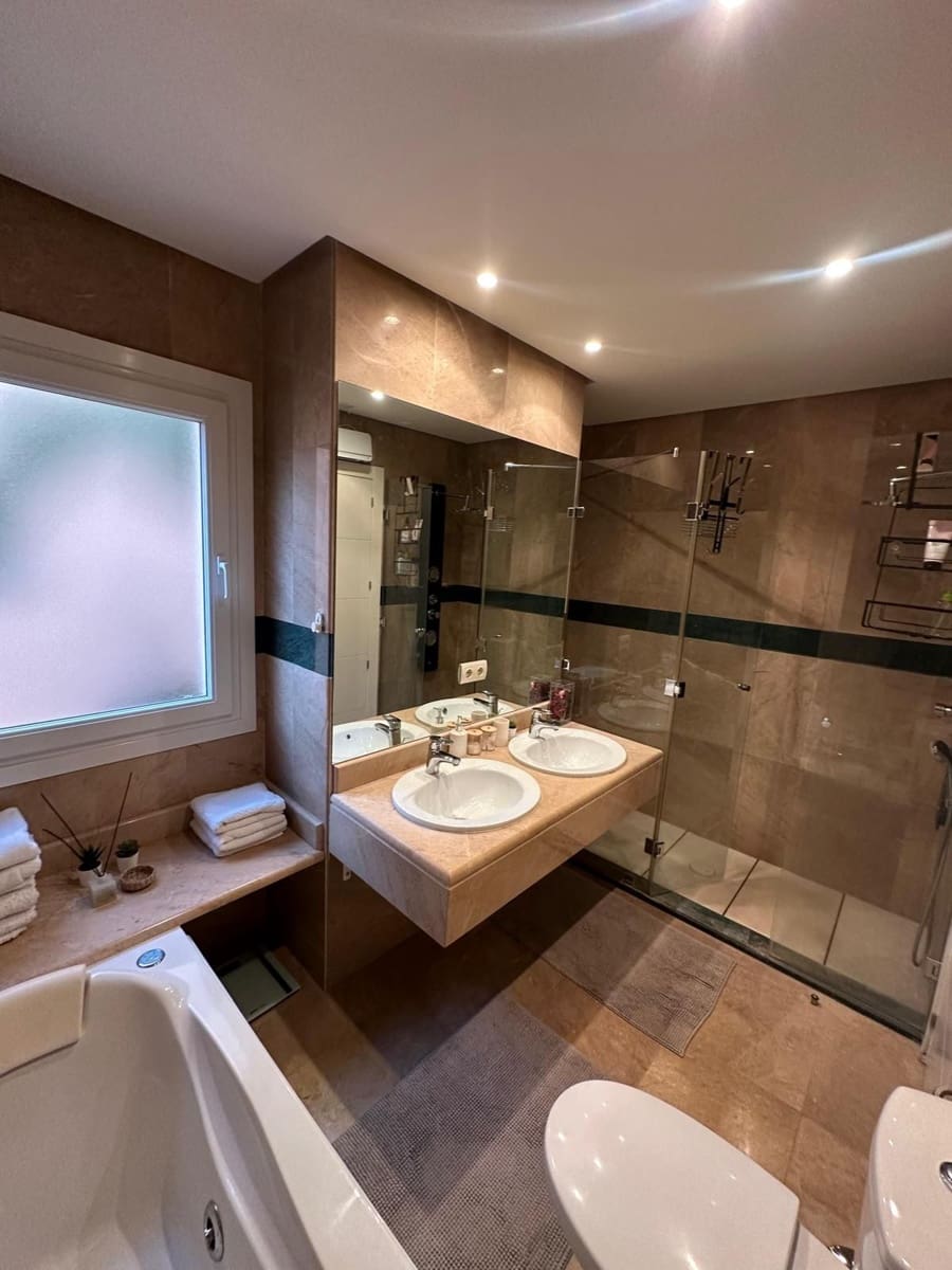 2 bedroom Apartment for sale in Nueva Andalucia - € 499,000 (Ref: 9607735)