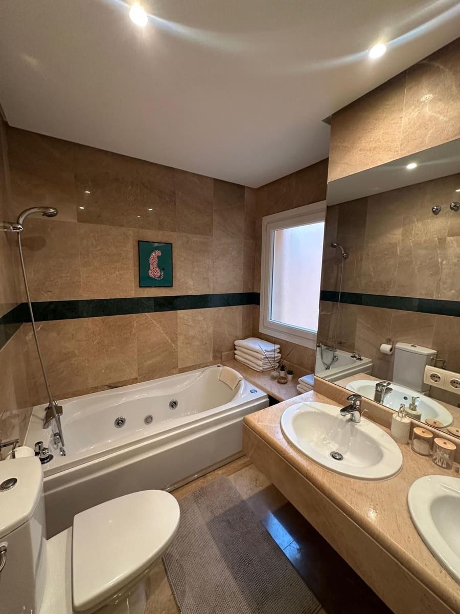 2 bedroom Apartment for sale in Nueva Andalucia - € 499,000 (Ref: 9607735)