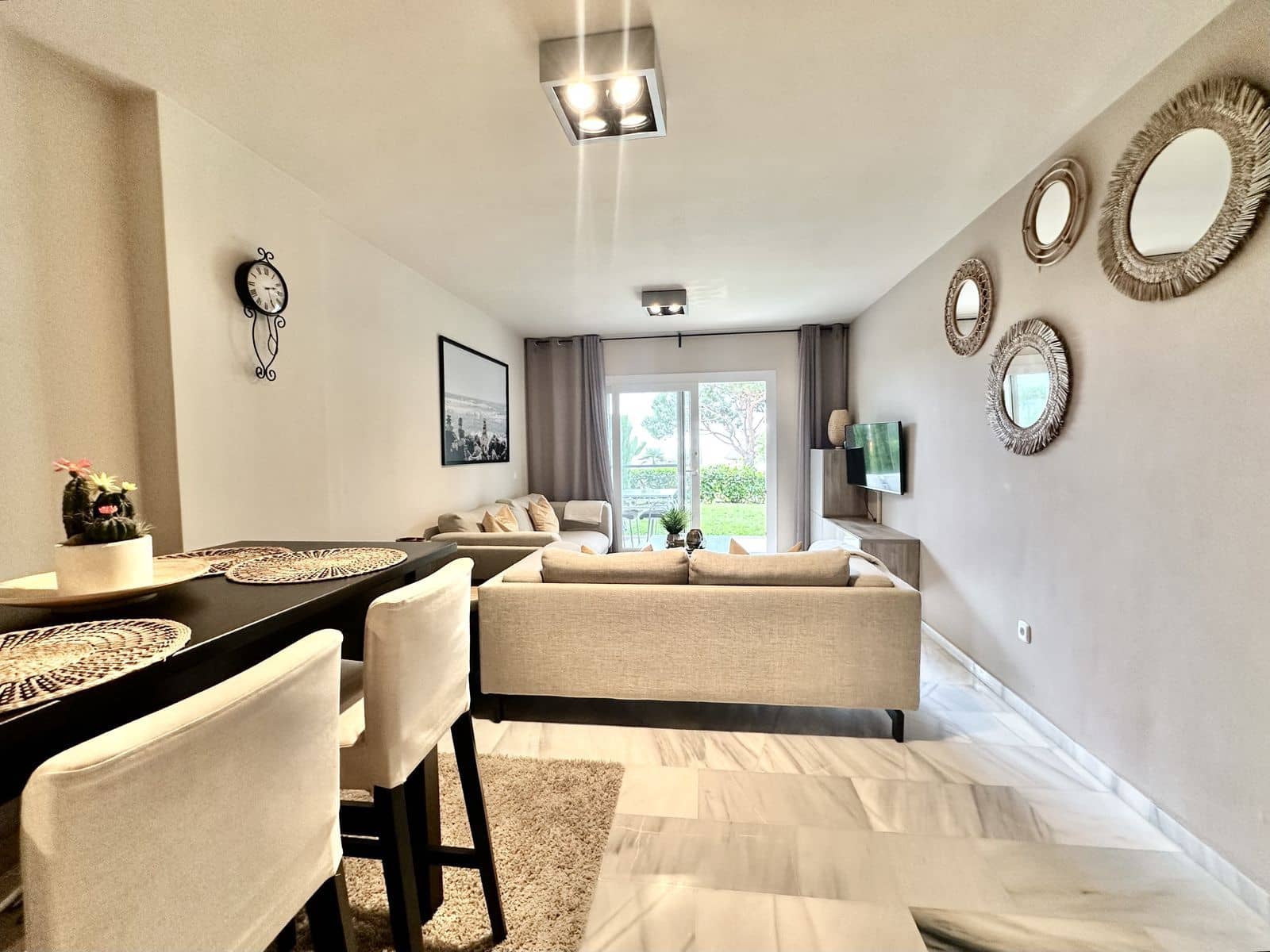 Apartamento de 2 habitaciones en Calahonda en venta - 848.500 € (Ref: 9607747)