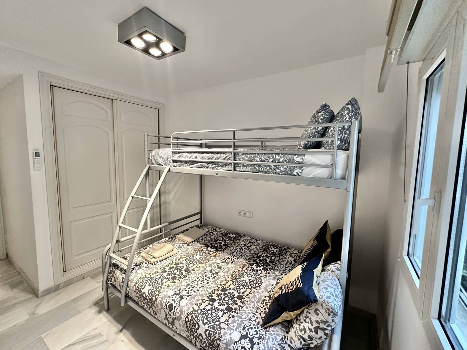 Apartamento de 2 habitaciones en Calahonda en venta - 848.500 € (Ref: 9607747)