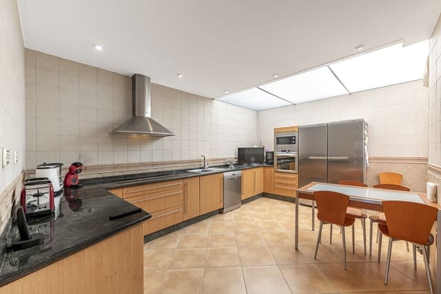 Pareado de 5 habitaciones en Málaga ciudad en venta - 1.312.700 € (Ref: 9607772)