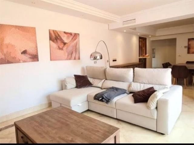 Apartamento de 2 habitaciones en New Golden Mile, Estepona en venta - 584.000 € (Ref: 9607777)