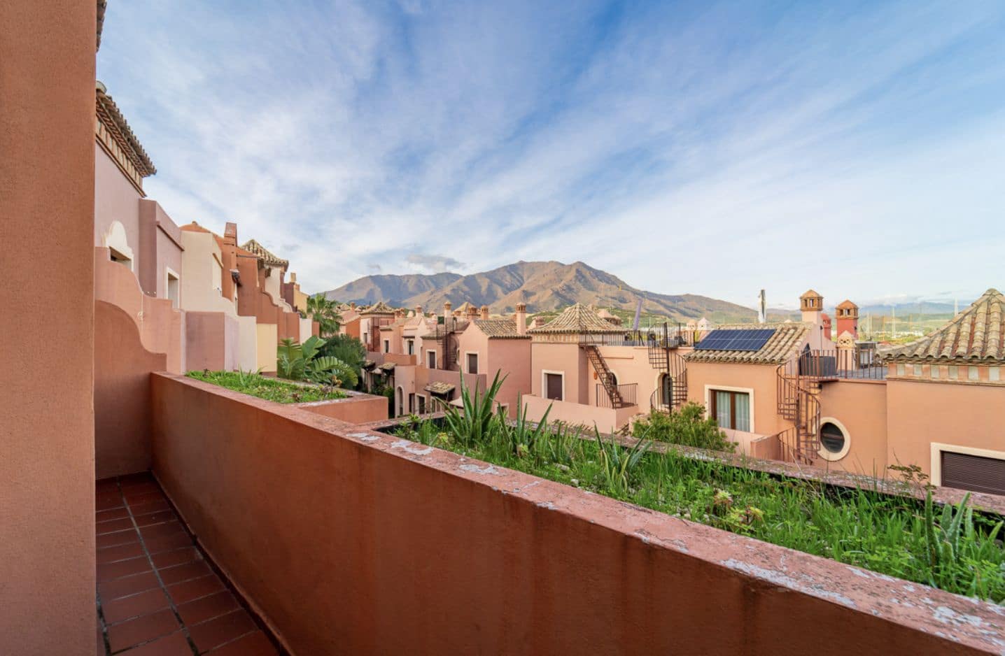 4 soveværelse Semi-Rækkehus til salg i Estepona - € 665.000 (Ref: 9607780)