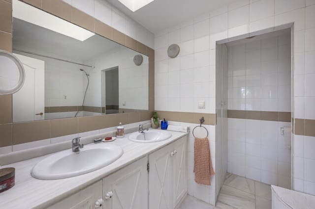 Pareado de 3 habitaciones en Guadalmina Alta, Marbella en venta - 895.000 € (Ref: 9607790)