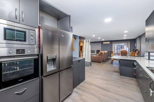 Casa de 3 habitaciones en Estepona en venta - 480.000 € (Ref: 9607800)