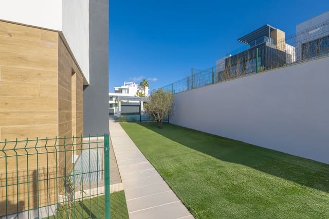 4 quarto Moradia Geminada para venda em Estepona - 1 050 000 € (Ref: 9607814)