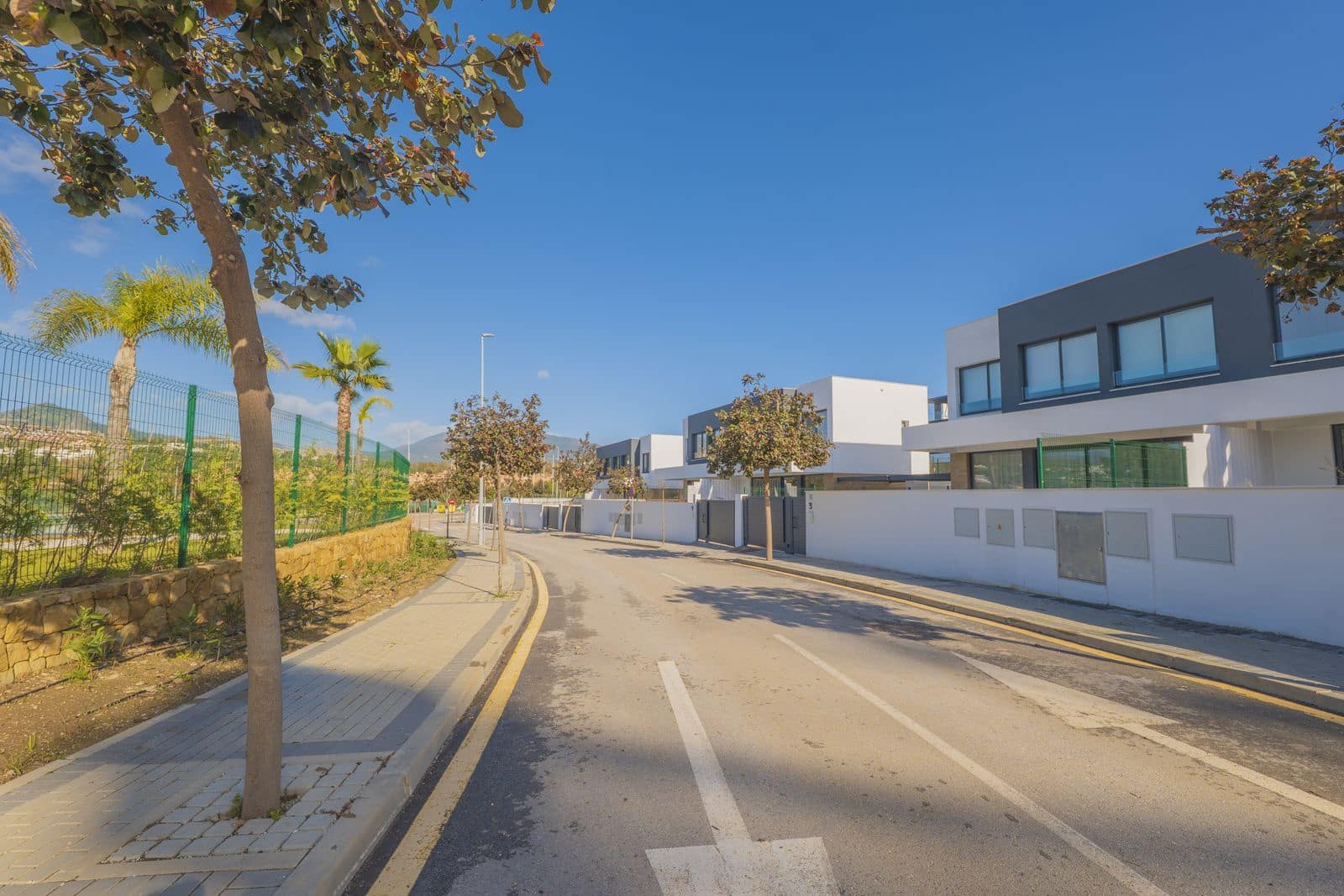 4 quarto Moradia Geminada para venda em Estepona - 1 050 000 € (Ref: 9607814)