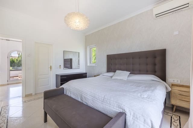 5 soveværelse Villa til salg i Sotogrande, San Roque - € 1.795.000 (Ref: 9607816)