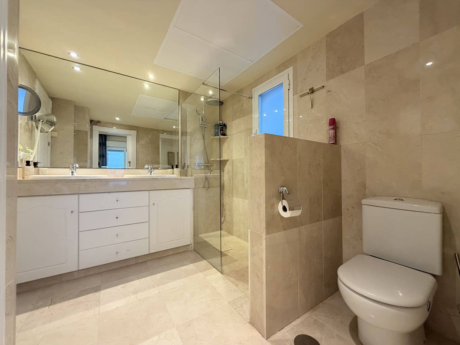 2 bedroom Apartment for sale in Estepona - € 565,000 (Ref: 9607851)