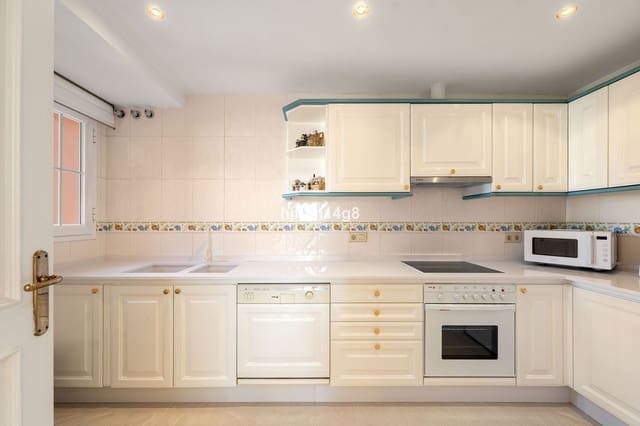 3 bedroom Apartment for sale in Nueva Andalucia, Marbella - € 1,190,000 (Ref: 9607864)