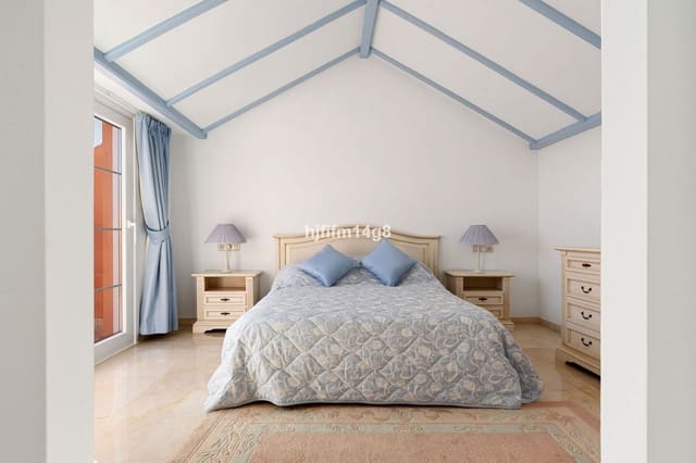 3 bedroom Apartment for sale in Nueva Andalucia, Marbella - € 1,190,000 (Ref: 9607864)