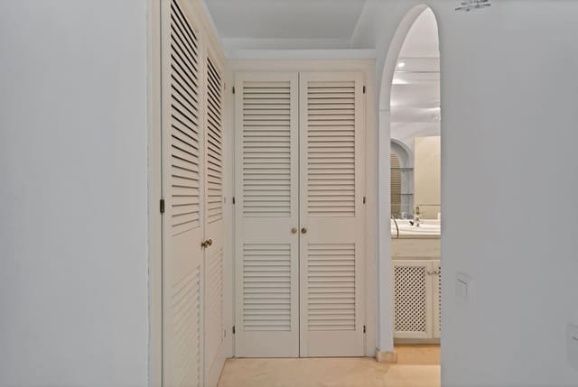 Apartamento de 2 habitaciones en Estepona en venta - 371.175 € (Ref: 9611215)