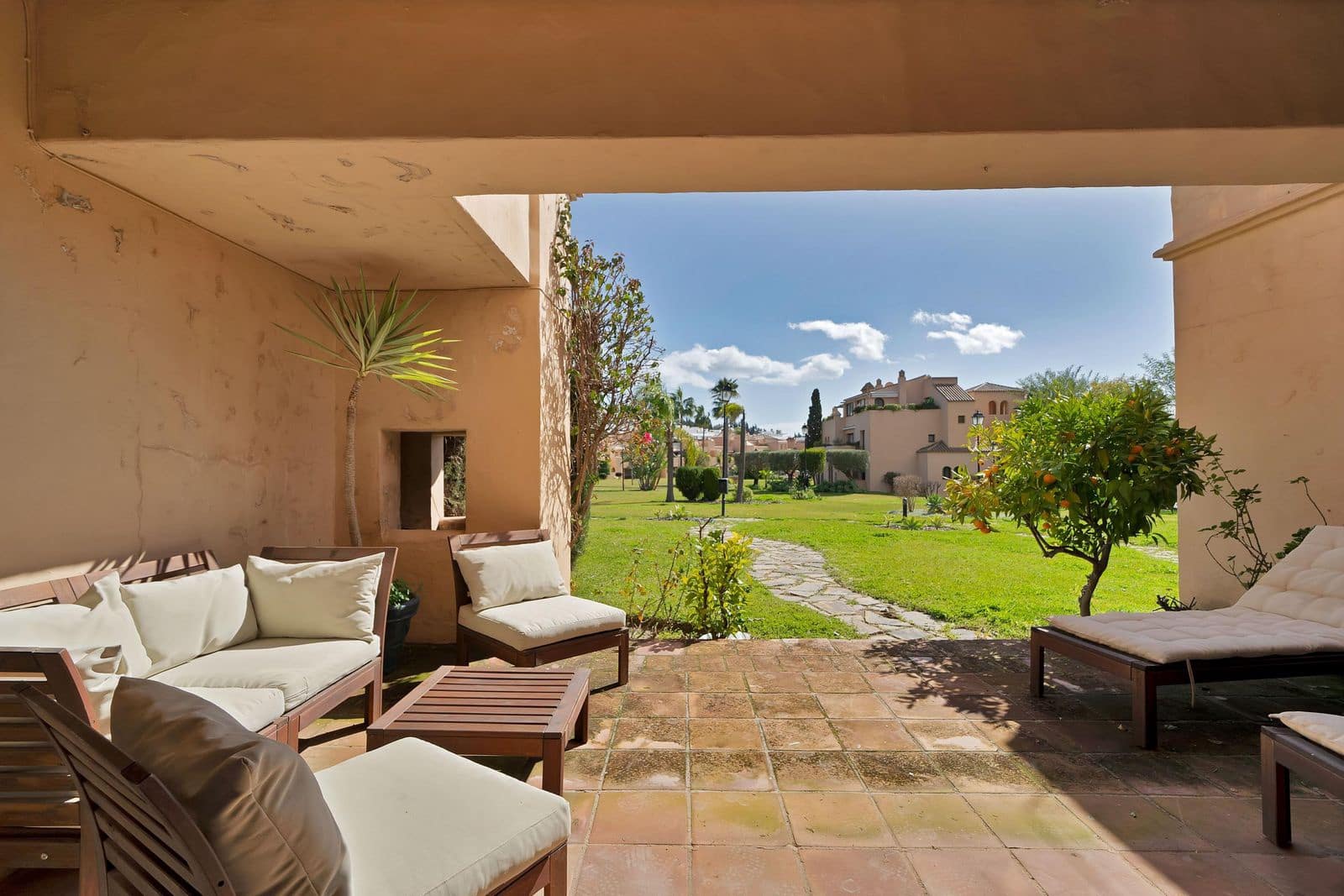 Apartamento de 2 habitaciones en Estepona en venta - 371.175 € (Ref: 9611215)