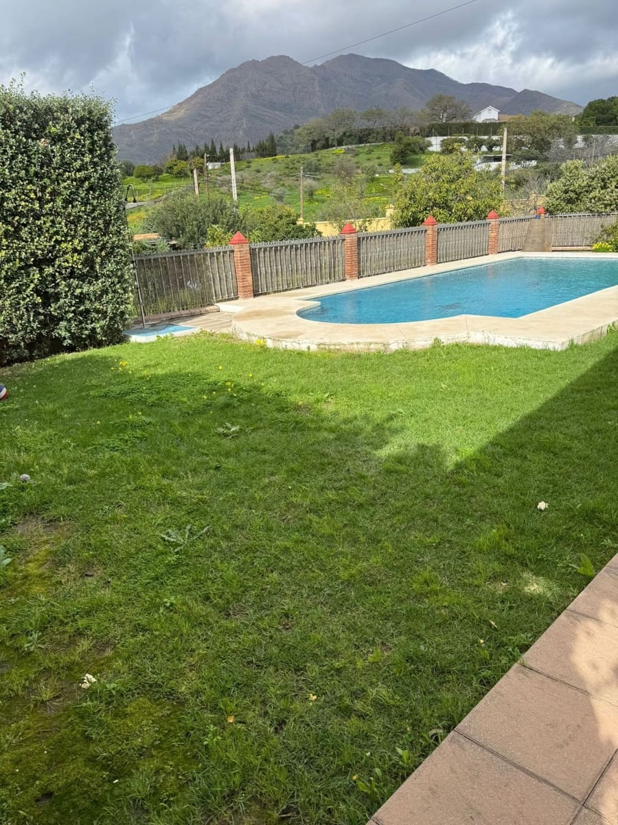 2 bedroom Villa for sale in Estepona - € 700,000 (Ref: 9611223)