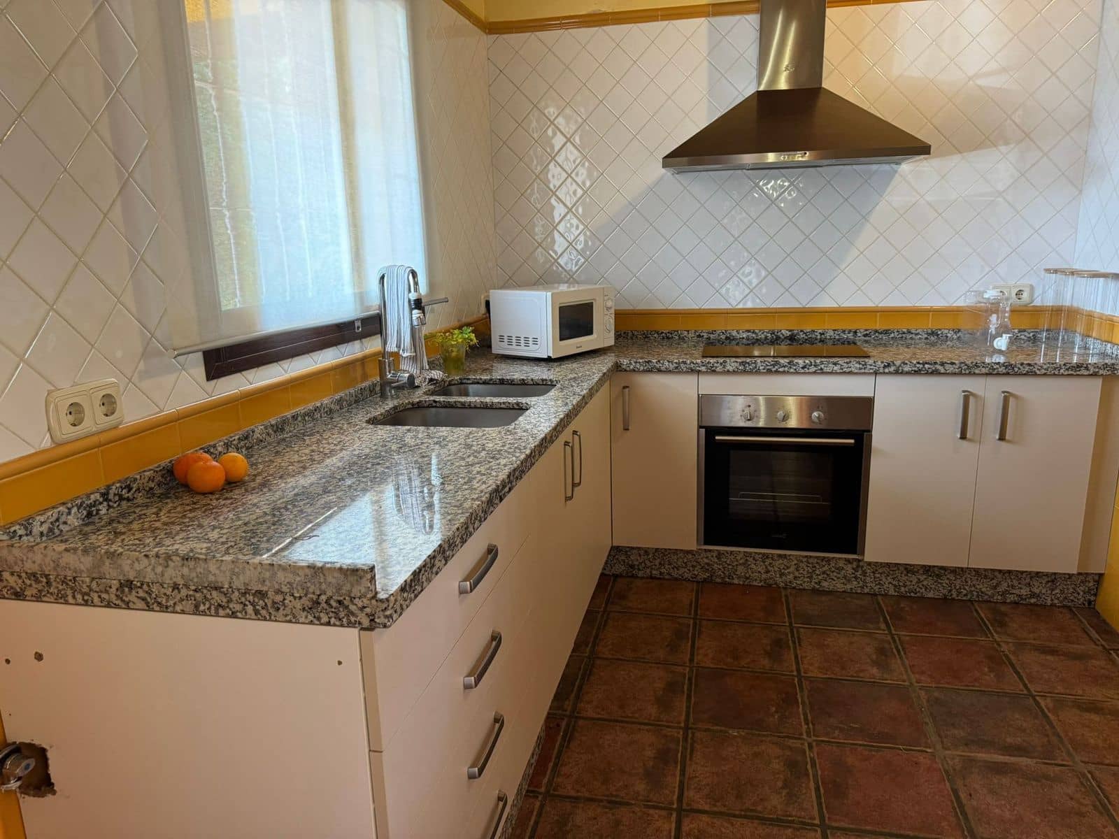 2 bedroom Villa for sale in Estepona - € 700,000 (Ref: 9611223)