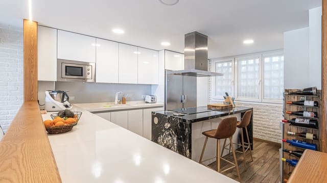 4 soveværelse Semi-Rækkehus til salg i Benalmádena - € 675.000 (Ref: 9611225)