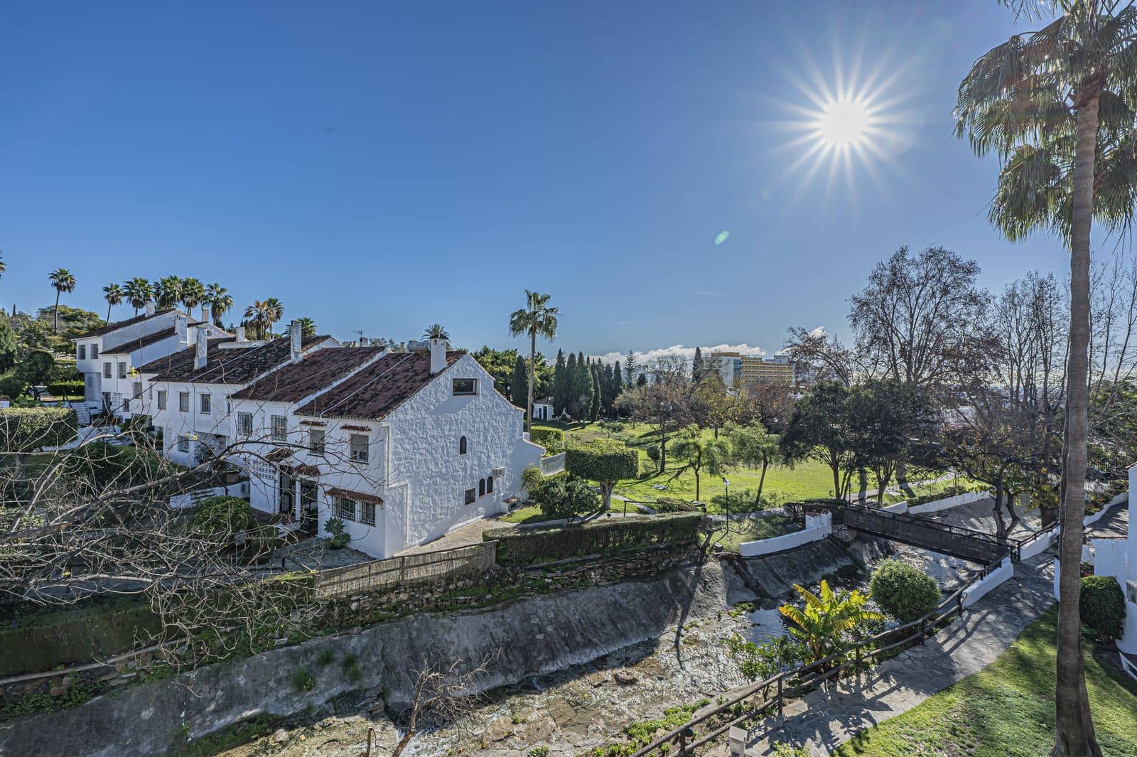 4 makuuhuone Omakotitalo myytävänä paikassa Golden Mile - 879 000 € (Ref: 9615589)