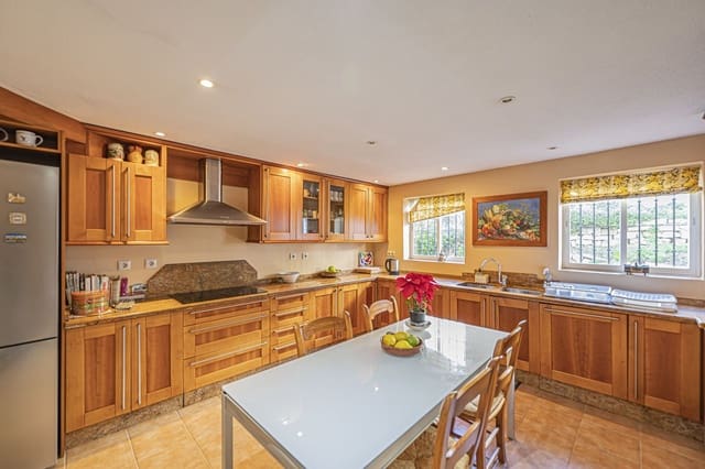 4 makuuhuone Omakotitalo myytävänä paikassa Golden Mile, Marbella - 879 000 € (Ref: 9615589)