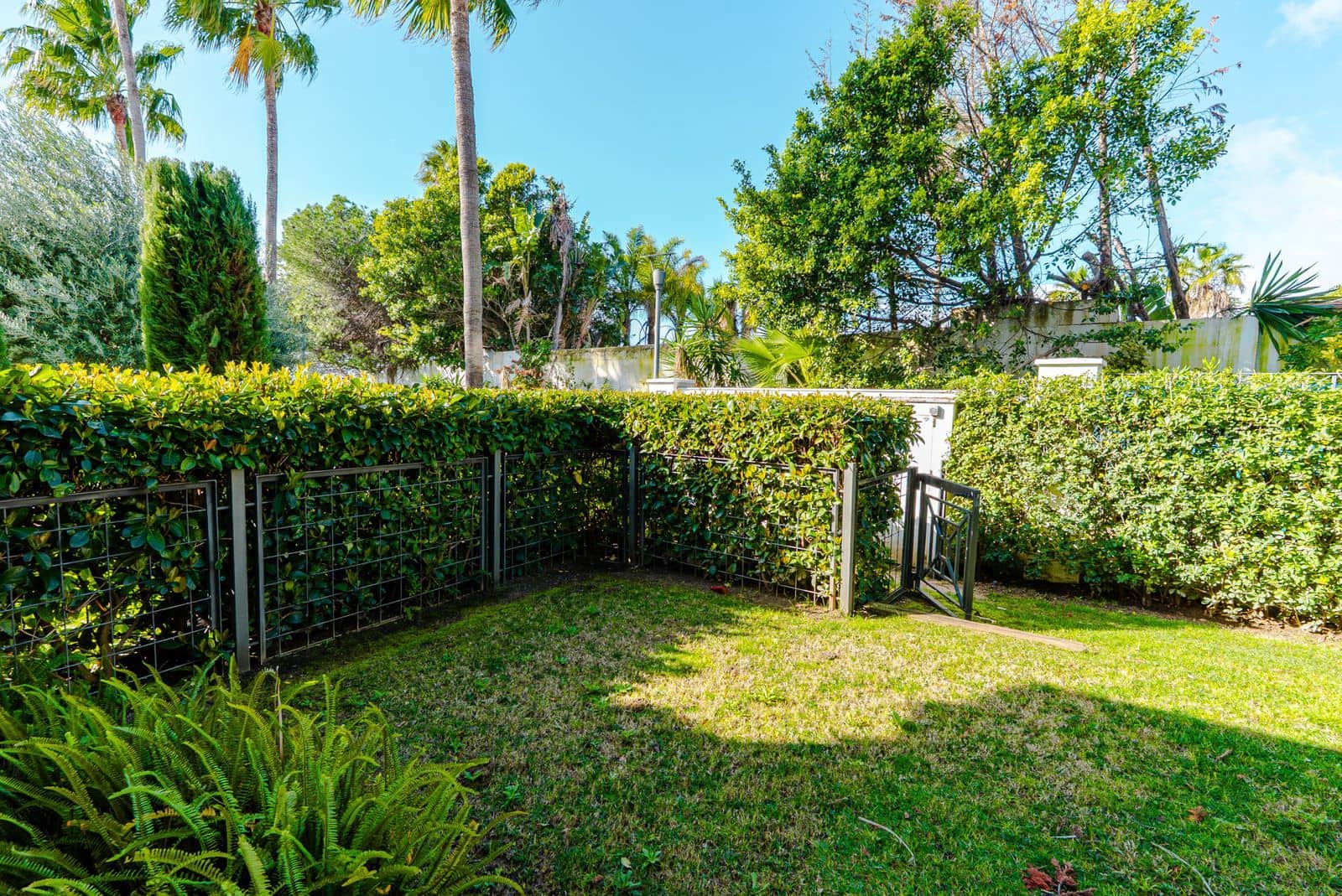 3 bedroom Apartment for sale in Estepona - € 1,700,000 (Ref: 9615599)