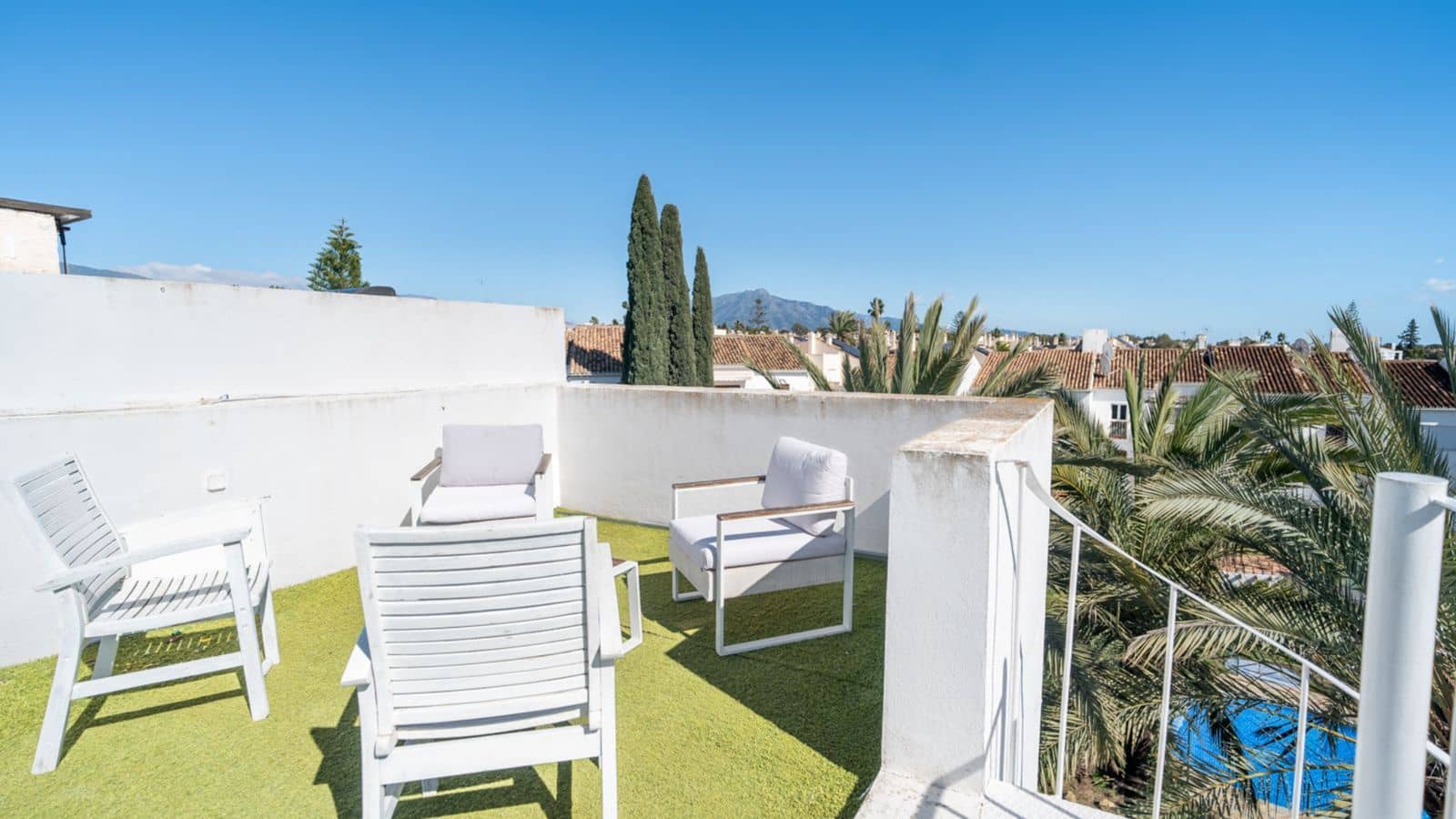 2 bedroom Penthouse for sale in Estepona - € 380,000 (Ref: 9615613)