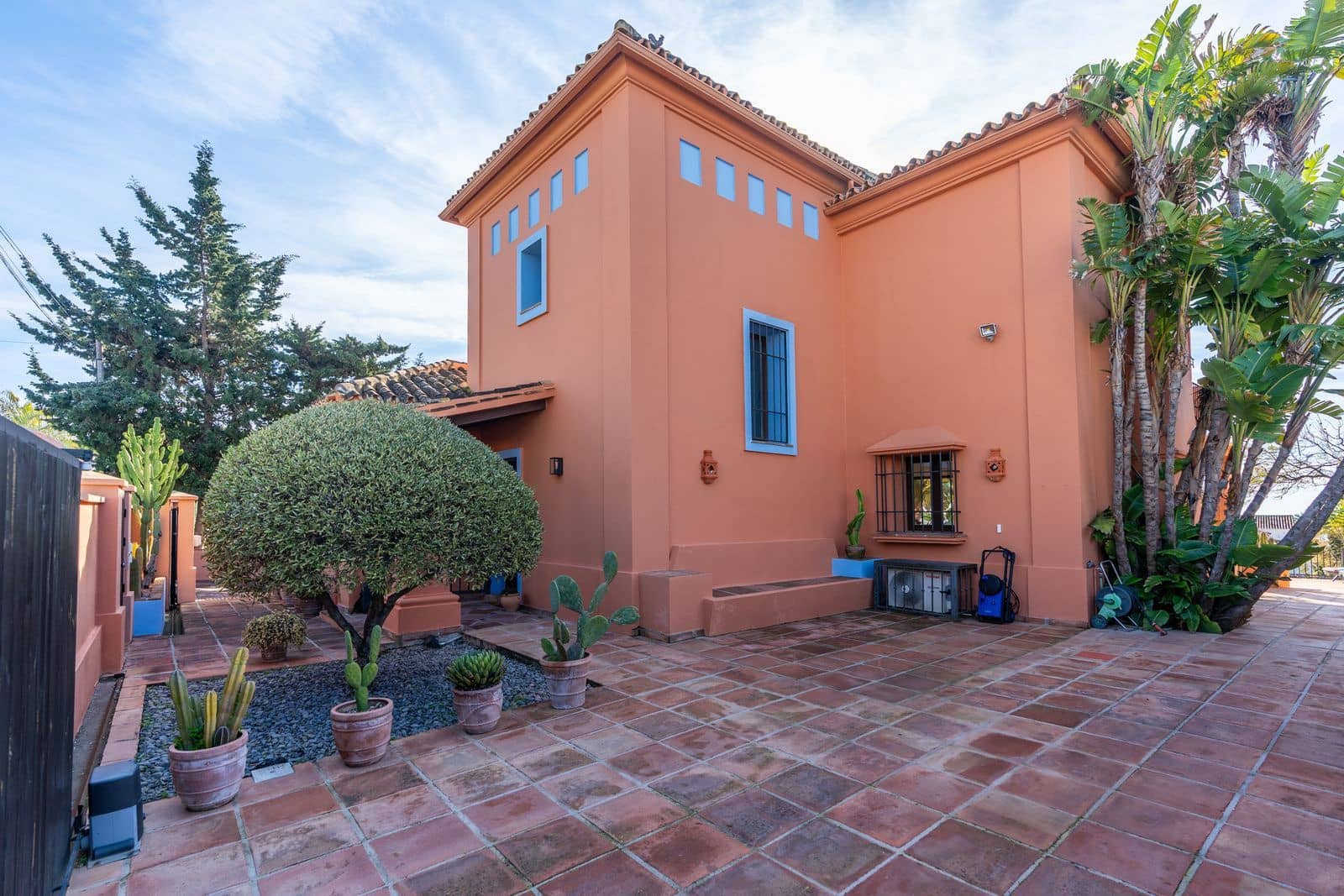 3 slaapkamer Villa te koop in Marbesa - € 2.275.000 (Ref: 9615614)