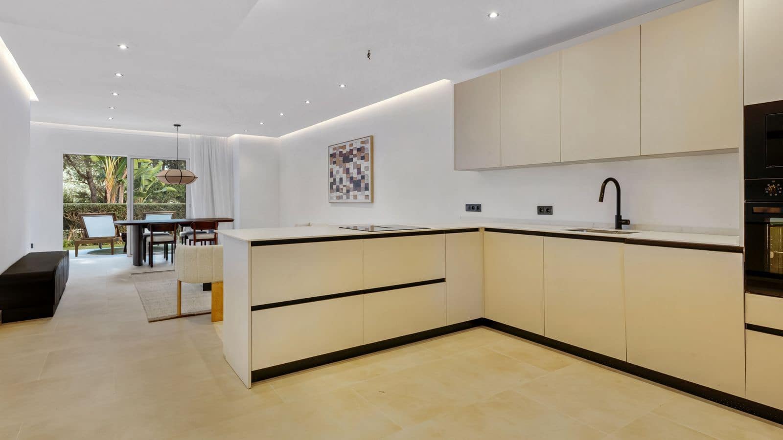 3 bedroom Apartment for sale in Nueva Andalucia - € 699,000 (Ref: 9651423)