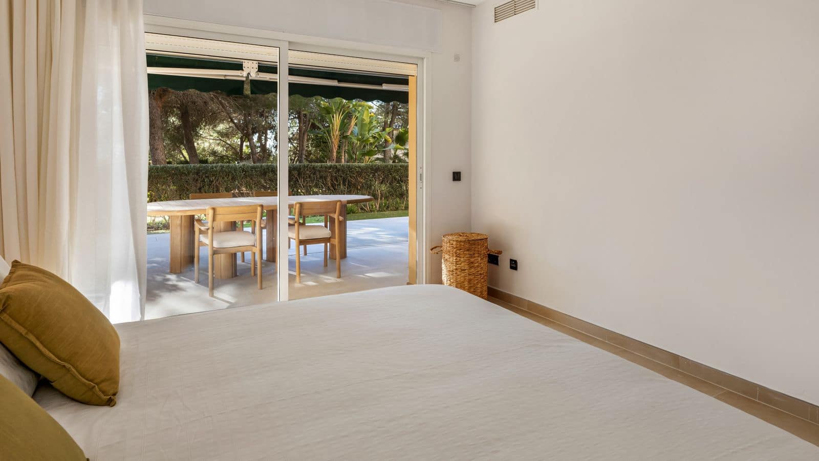 3 bedroom Apartment for sale in Nueva Andalucia - € 699,000 (Ref: 9651423)