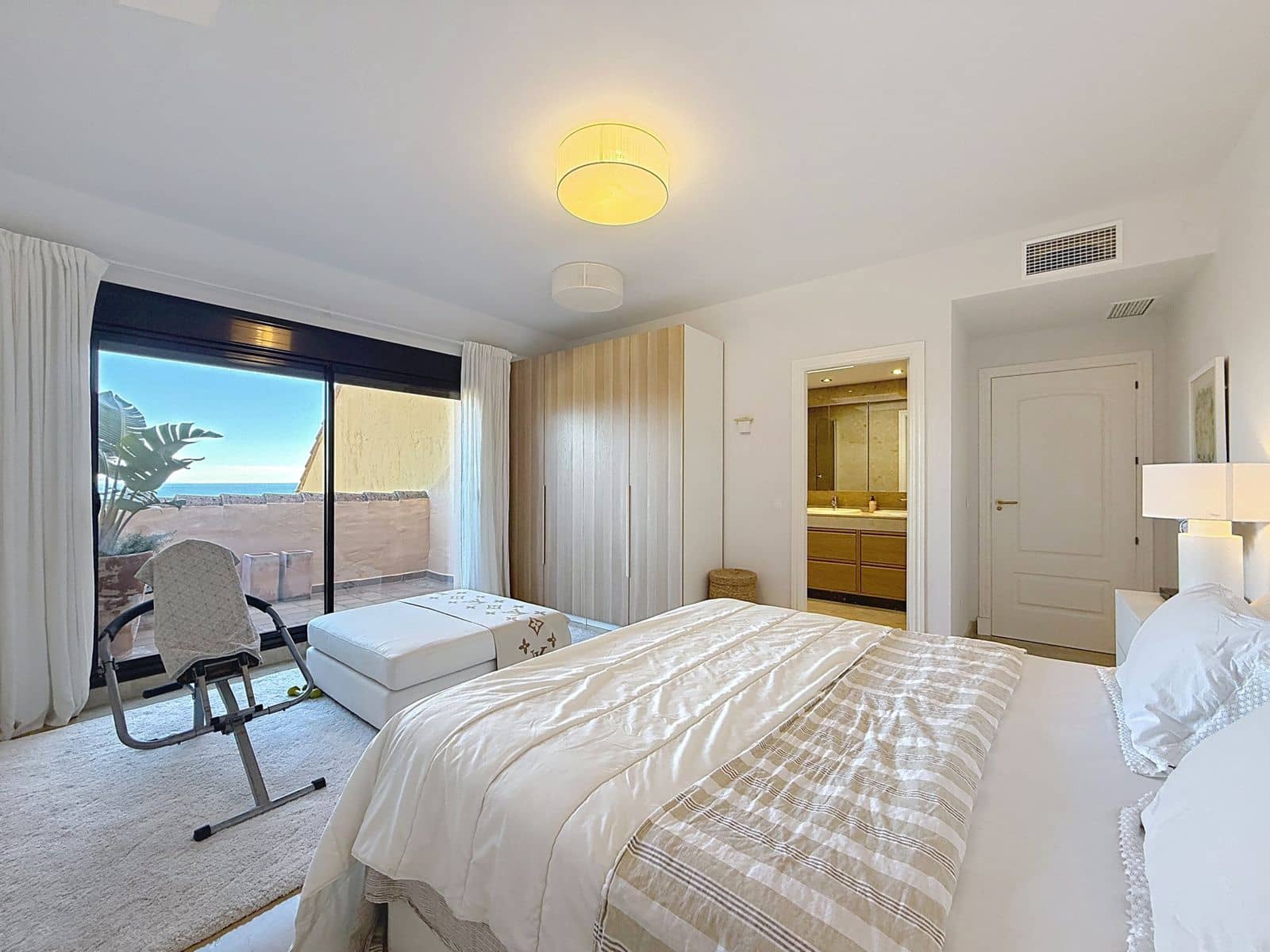 3 quarto Penthouse para venda em La Duquesa / Puerto de la Duquesa - 450 000 € (Ref: 9651429)