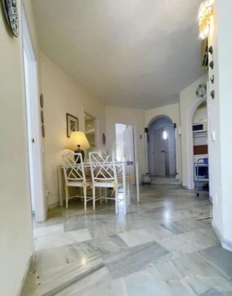 Apartamento de 2 habitaciones en Calahonda en venta - 335.000 € (Ref: 9651435)