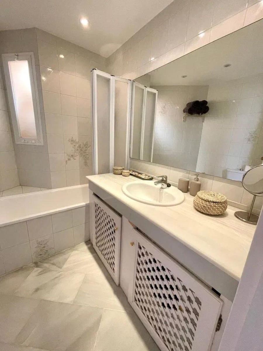 Apartamento de 2 habitaciones en Calahonda en venta - 335.000 € (Ref: 9651435)