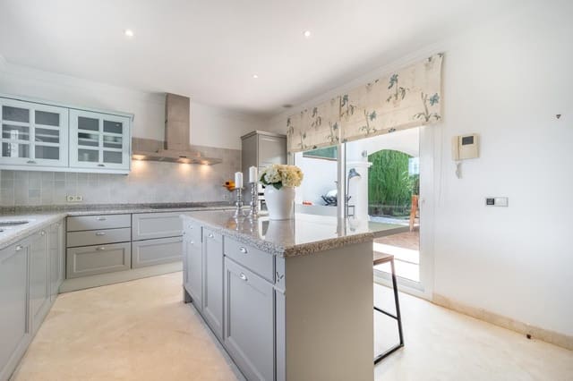 Chalet de 5 habitaciones en Nueva Andalucia, Marbella en venta - 2.850.000 € (Ref: 9651519)