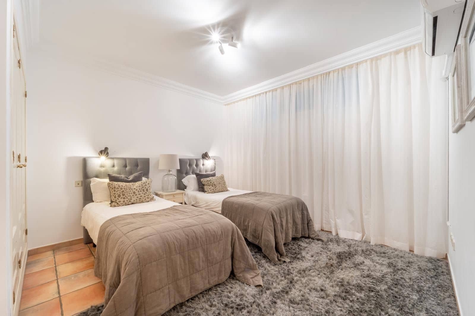 Chalet de 5 habitaciones en Nueva Andalucia en venta - 2.850.000 € (Ref: 9651519)