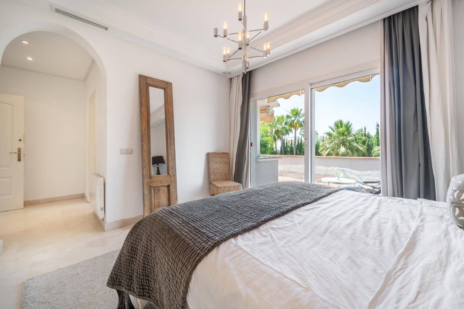 Chalet de 5 habitaciones en Nueva Andalucia en venta - 2.850.000 € (Ref: 9651519)